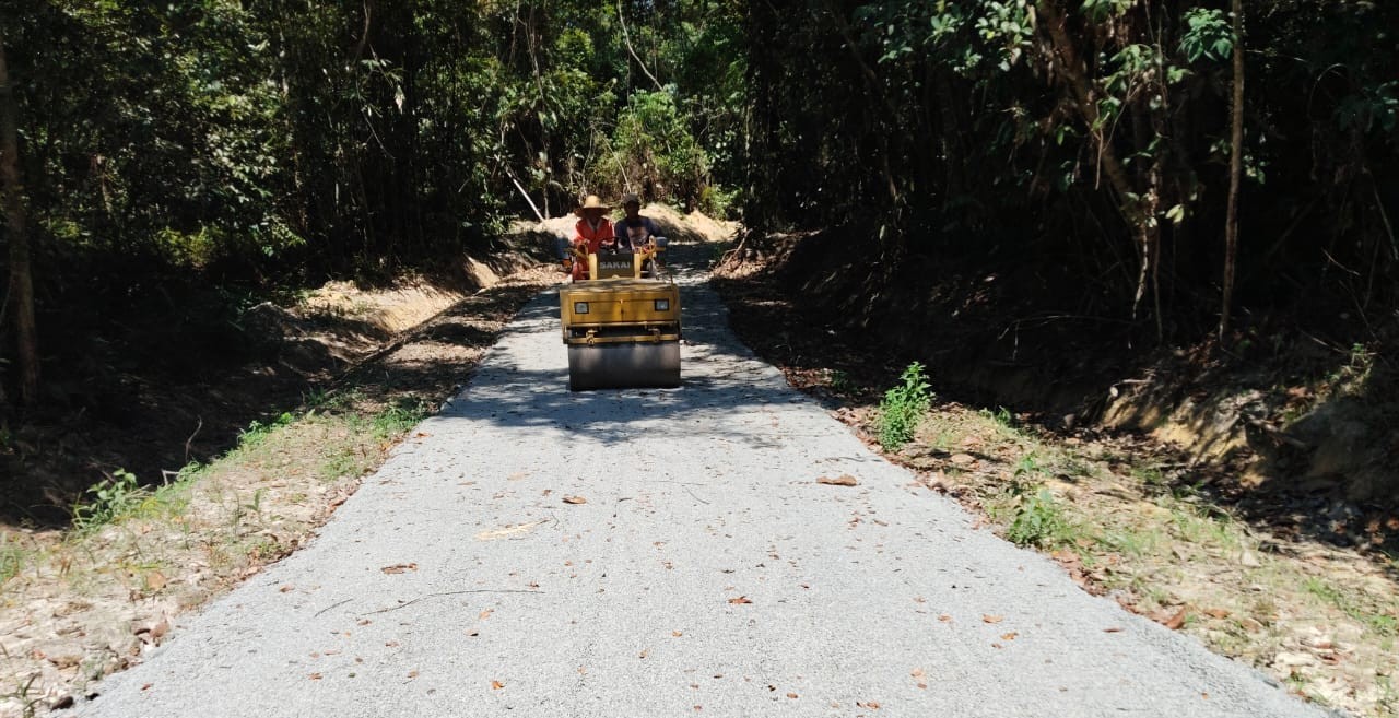 Menaik taraf Jalan Pertanian 