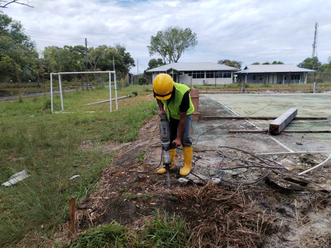 Menaik taraf Padang Futsal KBS 