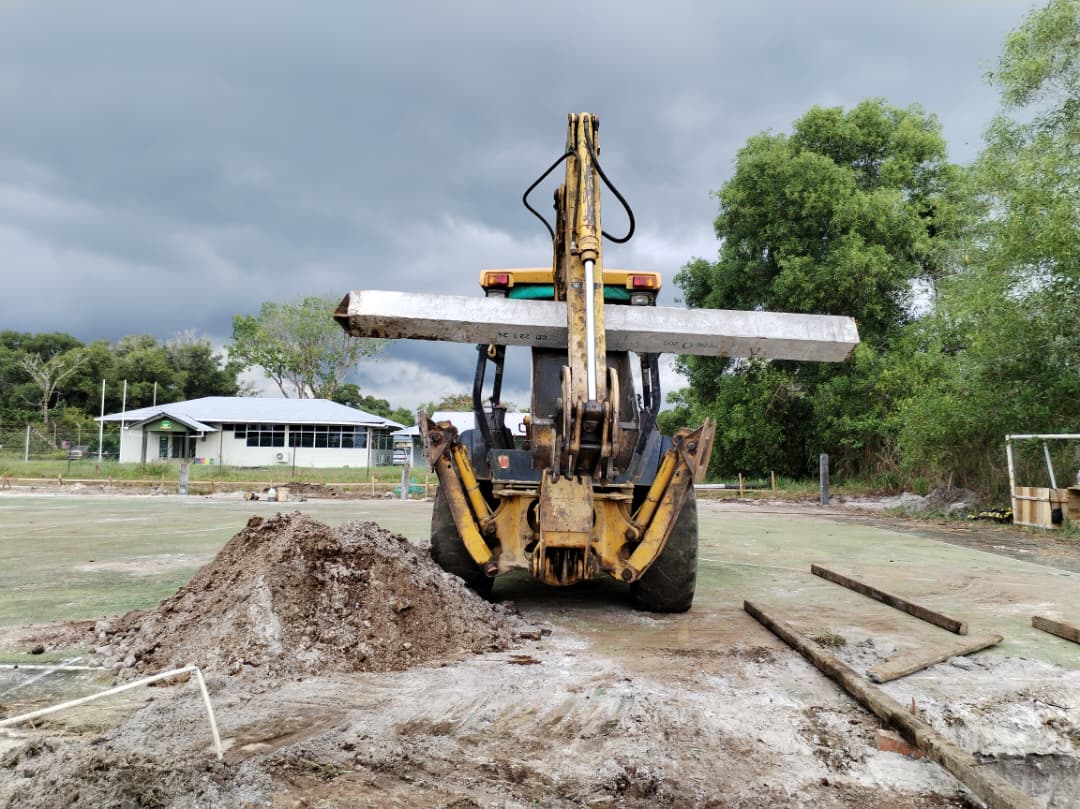 Menaik taraf Padang Futsal KBS 