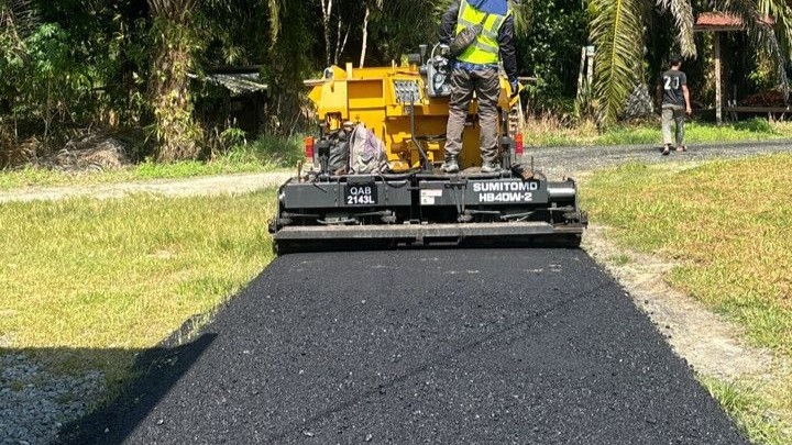 Menaik taraf jalan dalam kampung