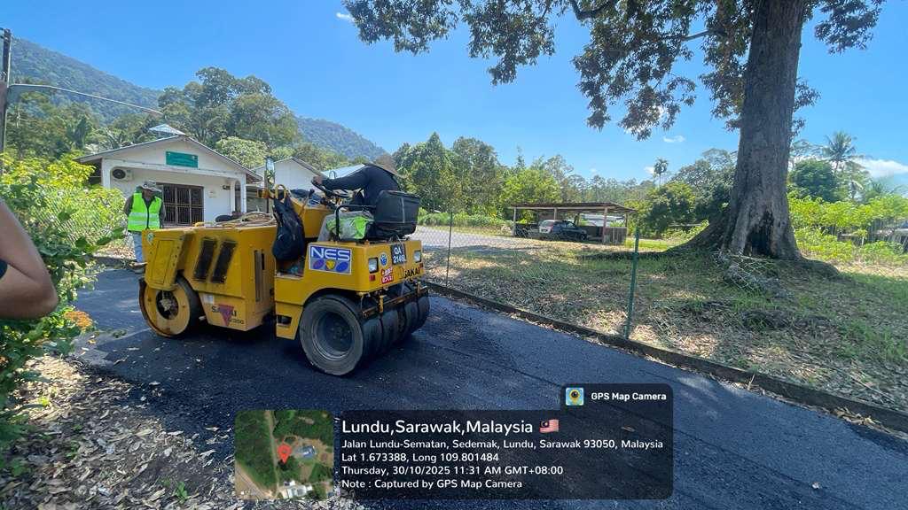 Menaik taraf jalan dalam kampung